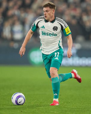 Newcastle United takımından Harvey Barnes 10 Mart 2025 'te Londra' daki Londra Stadyumu 'nda oynanan West Ham United - Newcastle United Premier League maçı sırasında topa vuruyor.