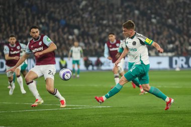 Newcastle United takımından Harvey Barnes 10 Mart 2025 'te İngiltere' nin Londra Stadyumu 'nda oynanan West Ham United - Newcastle United Premier League maçında gol attı.