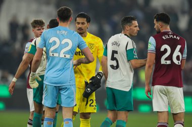 West Ham United 'dan Alphonse Areola ve Newcastle United' dan Nick Pope Premier League maçının sonunda Londra Stadyumu, Londra, İngiltere 'de oynanan West Ham United - Newcastle United maçında el sıkışıyor.