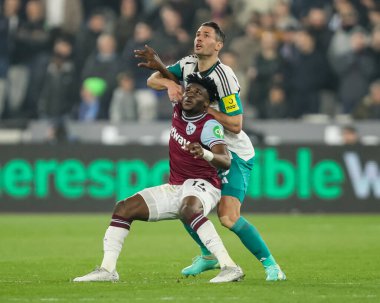 West Ham United 'tan Muhammed Kudus ve Newcastle United' tan Fabian Schr Premier League maçı sırasında Londra, Londra, İngiltere 'de oynanan Newcastle United maçında yer almak için mücadele ettiler.