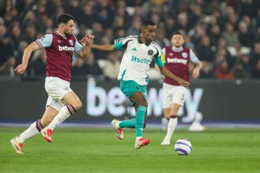 Newcastle United takımından Alexander Isak 10 Mart 2025 'te Londra' daki Londra Stadyumu 'nda oynanan Premier League maçı sırasında topa vuruyor.