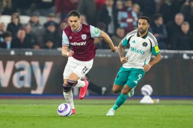 West Ham United takımından Konstantinos Mavropanos, 10 Mart 2025 'te Londra Stadyumu' nda oynanan Premier League maçı sırasında topla bir çıkış yaptı.