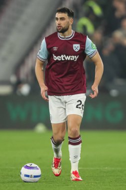 West Ham United takımından Max Kilman 10 Mart 2025 'te Londra' daki Londra Stadyumu 'nda oynanan Premier League maçı sırasında topa vuruyor.