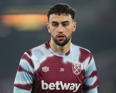 West Ham United takımından Max Kilman Premier League maçı öncesinde Londra Stadyumu, Londra, İngiltere 'de oynanan West Ham United - Newcastle United maçında ısınma turunda