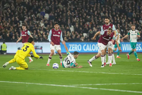 Newcastle United 'dan Bruno Guimares, Premier League maçı sırasında Londra Stadyumu, Londra, İngiltere' de oynanan West Ham United - Newcastle United maçında hakem Michael Salisbury 'e sesleniyor.