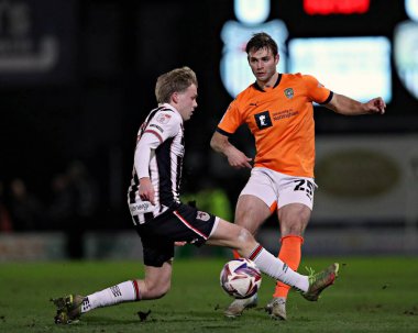 Notts County 'den Nicholas Tsaroulla, Grimsby Town' dan Jason Dai Svanrsson 'un 11 Mart 2025' te Blundell Park, Cleethorpes 'taki Grimsby Town - Notts County maçında baskısı altında.