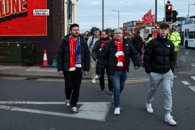 Taraftarlar, UEFA Şampiyonlar Ligi 'nden önce Anfield' e vardılar. Son 16 maç Liverpool-Paris Saint-Germain maçı Anfield, Liverpool, İngiltere, 11 Mart 2025