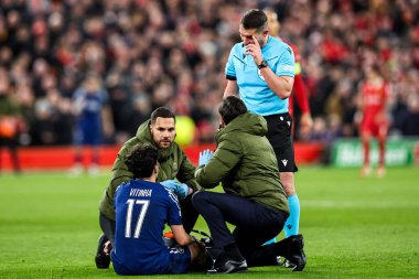 Paris 'ten Vitinha Saint-Germain, UEFA Şampiyonlar Ligi' nde sakatlandı Son 16 maç Liverpool 'a karşı Paris Saint-Germain Anfield, Liverpool, İngiltere' de, 11 Mart 2025