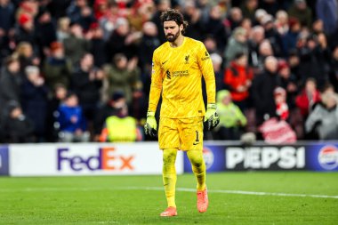 Liverpool 'dan Alisson Becker UEFA Şampiyonlar Ligi' nde üzgün görünüyor Son 16 maç Liverpool-Paris Saint-Germain maçı Anfield, Liverpool, İngiltere, 11 Mart 2025