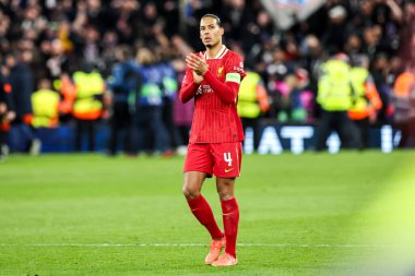 Liverpool 'dan Virgil van Dijk, UEFA Şampiyonlar Ligi yenilgisinin ardından taraftarları kabul ediyor. Liverpool' un Paris Saint-Germain 'e karşı oynadığı son 16 maç, Anfield, Liverpool, İngiltere' de 11 Mart 2025 'te oynanan karşılaşma.