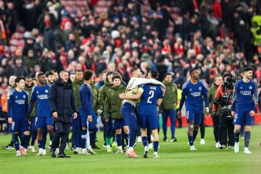 Paris Saint-Germain oyuncuları ve çalışanları, UEFA Şampiyonlar Ligi 'nin son 16 maçında Liverpool, Liverpool, Liverpool' da Paris Saint-Germain 'e karşı oynadığı 11 Mart 2025' te kazandığı galibiyeti kutluyorlar.