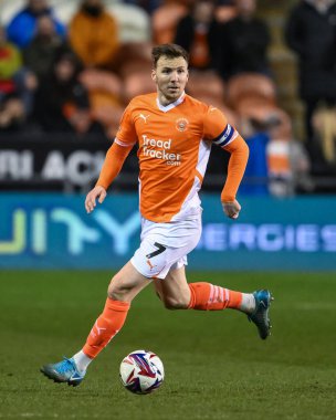 Blackpool 'dan Lee Evans, 11 Mart 202' de Bloomfield Road, Blackpool 'da oynanan Blackpool-Cambridge United maçında topla bir çıkış yaptı.