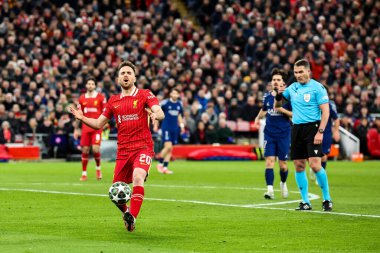 Liverpool 'dan Diogo Jota, UEFA Şampiyonlar Ligi' nde son 16 maç Liverpool-Paris maçı sırasında Anfield, Liverpool, İngiltere 'de 11 Mart 2025' te tepki gösterdi.