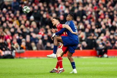 Liverpool Şampiyonlar Ligi 'nde Liverpool' lu Diogo Jota 'dan William Pacho Liverpool' a karşı Paris Saint-Germain maçında 11 Mart 2025 'te Anfield, Liverpool' da oynadı.