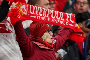 Taraftarlar, UEFA Şampiyonlar Ligi 'nden önce asla yalnız yürümeyeceğinize dair imza attılar Son 16 maç Liverpool' a karşı Paris Saint-Germain Anfield, Liverpool, İngiltere, 11 Mart 2025
