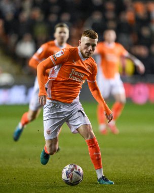 Blackpool 'dan Sonny Carey, 11 Mart 2025' te Bloomfield Road, Blackpool 'da oynanan Blackpool-Cambridge United maçında topla bir çıkış yaptı.
