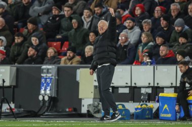 Sheffield United 'ın Chris Wilder teknik direktörü takımına, 11 Mart 2025' te Sheffield United 'ın Bristol City' e karşı oynadığı Sky Bet Şampiyonası maçında talimatlar veriyor.