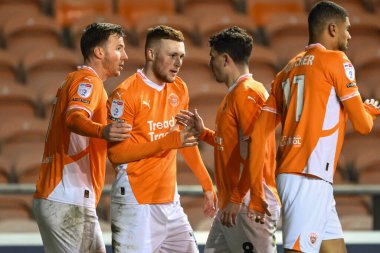 Blackpool 'dan Sonny Carey, 11 Mart 2025' te Bloomfield Road, Blackpool 'da oynanan Blackpool-Cambridge United maçında 2-1 kazanma golünü kutluyor.