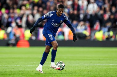 Paris 'ten Ousmane Dembele Saint-Germain, UEFA Şampiyonlar Ligi' nde topla koşuyor. Son 16 maç Liverpool 'a karşı Paris Saint-Germain Anfield, Liverpool, İngiltere' de, 11 Mart 2025