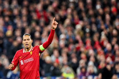 Liverpool 'dan Virgil van Dijk takım talimatlarını UEFA Şampiyonlar Ligi' nde verir Son 16 maç Liverpool 'a karşı Paris Saint-Germain Anfield, Liverpool, İngiltere' de, 11 Mart 2025