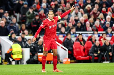 Liverpool 'dan Virgil van Dijk takım talimatlarını UEFA Şampiyonlar Ligi' nde verir Son 16 maç Liverpool 'a karşı Paris Saint-Germain Anfield, Liverpool, İngiltere' de, 11 Mart 2025