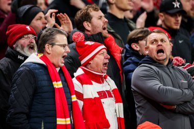 Liverpool taraftarları takımı UEFA Şampiyonlar Ligi 'nde cesaretlendiriyor Son 16 maç Liverpool-Paris maçı Anfield, Liverpool, İngiltere, 11 Mart 2025