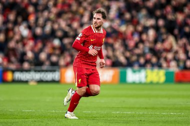 Liverpool 'dan Alexis Mac Allister UEFA Şampiyonlar Ligi son 16 maçında Liverpool, Anfield, Liverpool' da Paris Saint-Germain 'e karşı, 11 Mart 2025