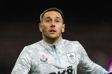 Burnley 'den Josh Brownhill, 11 Mart 2025' te Burnley-West Bromwich Albion maçı öncesinde ısınıyor.