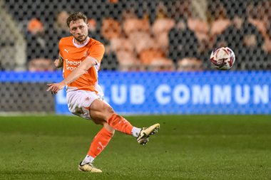 Blackpool takımından Matthew Pennington, 11 Mart 202 'de Bloomfield Road, Blackpool' da oynanan Blackpool-Cambridge maçında pas verdi.