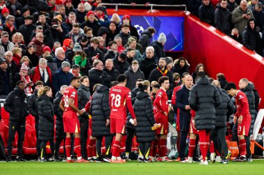 Liverpool 'dan Arne Slot takıma UEFA Şampiyonlar Ligi sırasında sesleniyor Son 16 maç Liverpool - Paris Saint-Germain Anfield, Liverpool, İngiltere, 11 Mart 2025