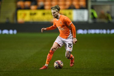 Blackpool takımından Hayden Coulson, 11 Mart 202 'de Bloomfield Road, Blackpool' da oynanan Blackpool-Cambridge maçında topla bir çıkış yaptı.