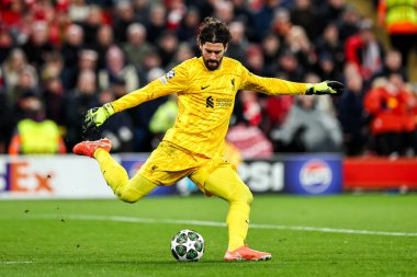 Liverpool 'dan Alisson Becker UEFA Şampiyonlar Ligi' nde gol atıyor Son 16 maç Liverpool 'a karşı Paris Saint-Germain Anfield, Liverpool, İngiltere' de, 11 Mart 2025