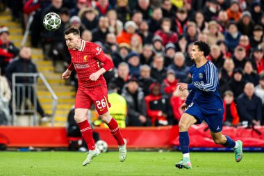 Liverpool 'dan Andy Robertson, UEFA Şampiyonlar Ligi son 16 maç Anfield, Liverpool' da Paris Saint-Germain 'e karşı Anfield, Liverpool, 11 Mart 2025' te oynanan maçta topa liderlik ediyor.