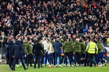 Paris Saint-Germain, takımların UEFA Şampiyonlar Ligi 'nin ardından kazandığı galibiyet sonrasında taraftarlarla kutluyor. Son 16 maç Liverpool - Paris Saint-Germain Anfield, Liverpool, İngiltere, 11 Mart 2025