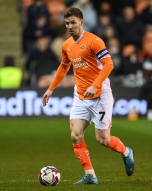 Blackpool 'dan Lee Evans, 11 Mart 2025' te Bloomfield Road, Blackpool 'da oynanan Blackpool-Cambridge United maçında topla bir çıkış yaptı.