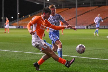 Blackpool 'dan Rob Apter, 11 Mart 2025' te Bloomfield Road, Blackpool 'da oynanan Blackpool-Cambridge United maçında topu geçiyor.