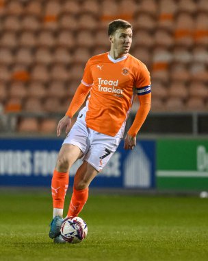 Blackpool 'dan Lee Evans, 11 Mart 202' de Bloomfield Road, Blackpool 'da oynanan Blackpool-Cambridge United maçında topla bir çıkış yaptı.