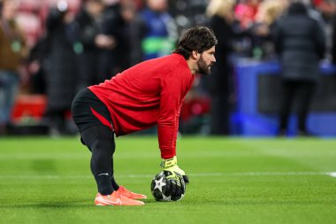 Liverpool 'dan Alisson Becker, UEFA Şampiyonlar Ligi' nden önce ısınıyor Son 16 maç Liverpool-Paris Saint-Germain maçı Anfield, Liverpool, İngiltere, 11 Mart 2025