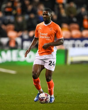 Blackpool 'dan Odeluga Offiah 11 Mart 202' de Bloomfield Road, Blackpool 'da oynanan Blackpool-Cambridge United maçında topla hareket halinde.
