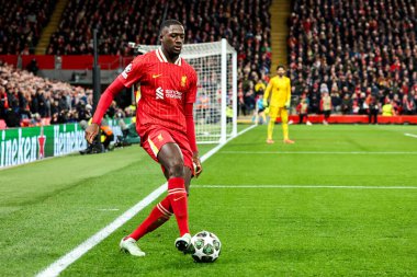 Liverpool 'dan İbrahima Konate, UEFA Şampiyonlar Ligi' nde topla koşuyor Son 16 maç Liverpool 'a karşı Paris Saint-Germain Anfield, Liverpool, İngiltere' de, 11 Mart 2025