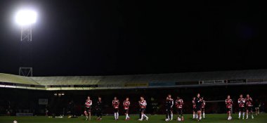 Grimsby, 11 Mart 202 'de İngiltere' de Blundell Park 'ta oynanan Grimsby Town - Notts County maçından önce taraftarlarını alkışladı.