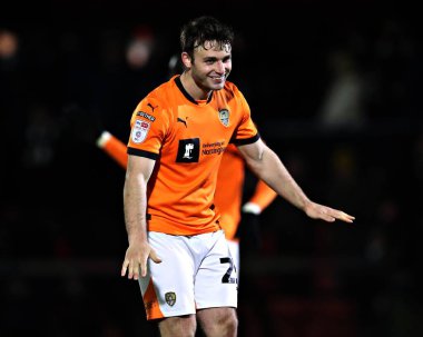 Notts County 'den Nicholas Tsaroulla, 11 Mart 202' de Blundell Park, Cleethorpes, İngiltere 'de oynanan Grimsby Town - Notts County maçının ardından taraftarlarını kutluyor.