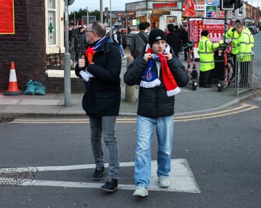 Taraftarlar, UEFA Şampiyonlar Ligi 'nden önce Anfield' e vardılar. Son 16 maç Liverpool-Paris Saint-Germain maçı Anfield, Liverpool, İngiltere, 11 Mart 2025