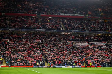 Taraftarlar, UEFA Şampiyonlar Ligi 'nden önce asla yalnız yürümeyeceğinize dair imza attılar Son 16 maç Liverpool' a karşı Paris Saint-Germain Anfield, Liverpool, İngiltere, 11 Mart 2025