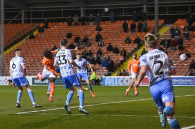 Blackpool 'dan Niall Ennis, 11 Mart 2025' te Bloomfield Road, Blackpool 'da oynanan Blackpool-Cambridge United maçında kaleye doğru ilerliyor.