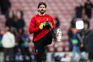 Liverpool 'dan Alisson Becker, UEFA Şampiyonlar Ligi' nden önce ısınıyor Son 16 maç Liverpool-Paris Saint-Germain maçı Anfield, Liverpool, İngiltere, 11 Mart 2025