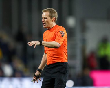 Maç hakemi Gavin Ward Sky Bet Şampiyonası maçında Burnley, West Bromwich Albion 'a karşı Turf Moor, Burnley, İngiltere, 11 Mart 202