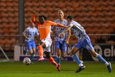 Blackpool 'dan Niall Ennis, 11 Mart 2025' te Bloomfield Road, Blackpool 'da oynanan Blackpool-Cambridge United maçında topla bir çıkış yaptı.