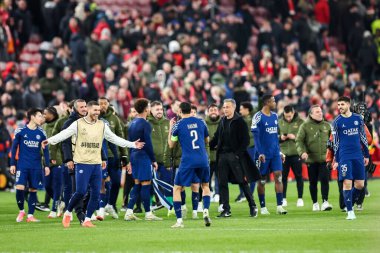 Paris Saint-Germain oyuncuları ve çalışanları, UEFA Şampiyonlar Ligi 'nin son 16 maçında Liverpool, Liverpool, Liverpool' da Paris Saint-Germain 'e karşı oynadığı 11 Mart 2025' te kazandığı galibiyeti kutluyorlar.