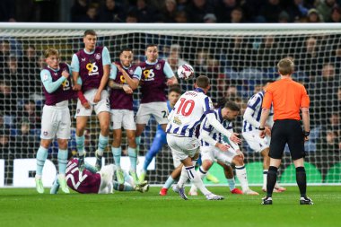 West Bromwich Albion takımından John Swift, 11 Mart 2025 'te Burnley ile West Bromwich Albion arasındaki Gökyüzü İddia Şampiyonası maçında serbest atış yaptı ve 1-0 yaptı.